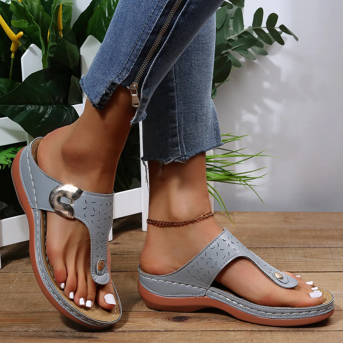2022 Summer New Women's Metal Decor Feature Pattern Wedge Flip-Flops