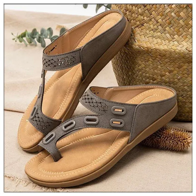 Slippers With Flat Bottomed Flip Flops And Hollow Buckle Pattern
